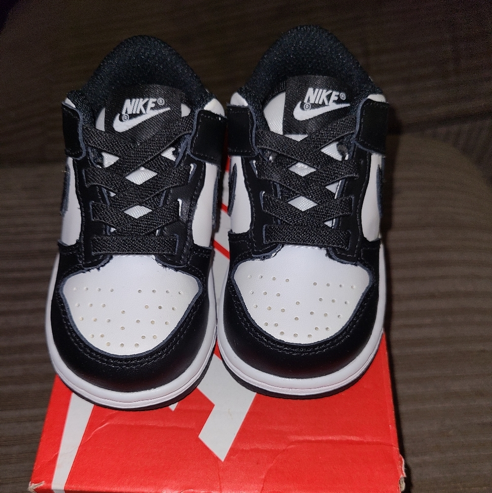 UNISEX NIKE DUNKS SIZE 5C